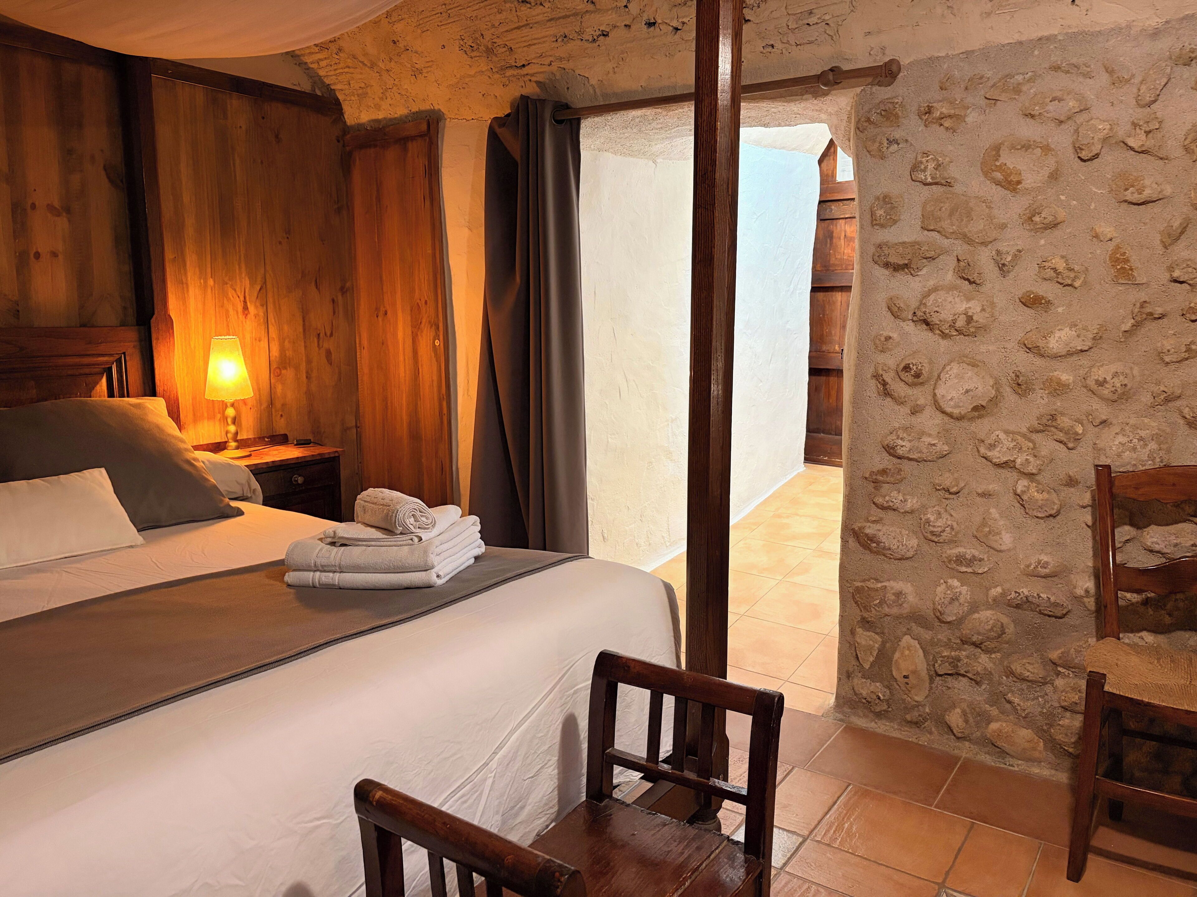 WiFi, bed sheets, wheelchair access