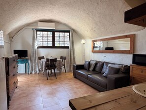 TV, fireplace - Planta baixa a Ventalló. Terrat comú amb vistes (Ventalló)