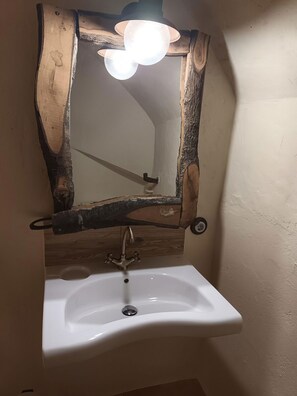 Een haardroger, handdoeken