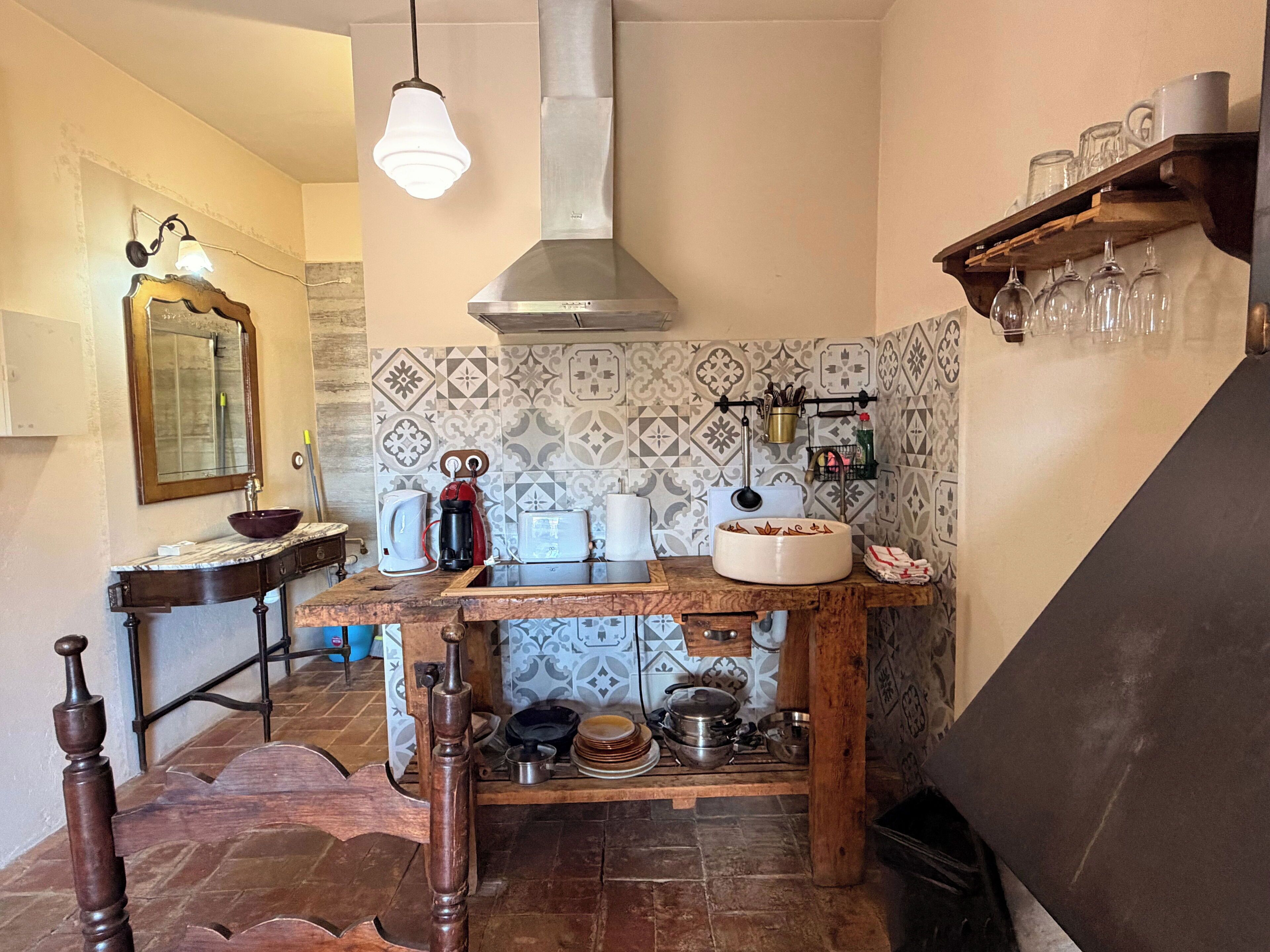 Een koelkast, een koffiezetapparaat/waterkoker, een broodrooster