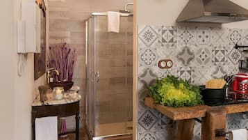 Fridge, coffee/tea maker, toaster