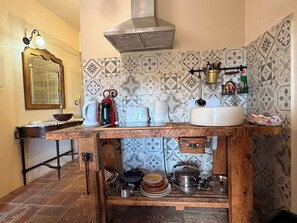 A kitchen with a wooden countertop, a sink, a stove, and a tiled backsplash. - L'Escala-Ventalló. Cosy, WiFi & Rooftop terrace EG (Ventalló)
