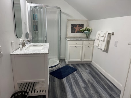 Shower, hair dryer, towels, soap. Cozy 1-bedroom garden apartment 2nd floor private deck in Orange City
