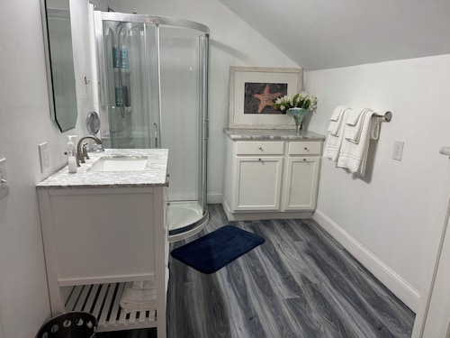 Cozy 1-bedroom garden apartment 2nd floor private deck in Orange City