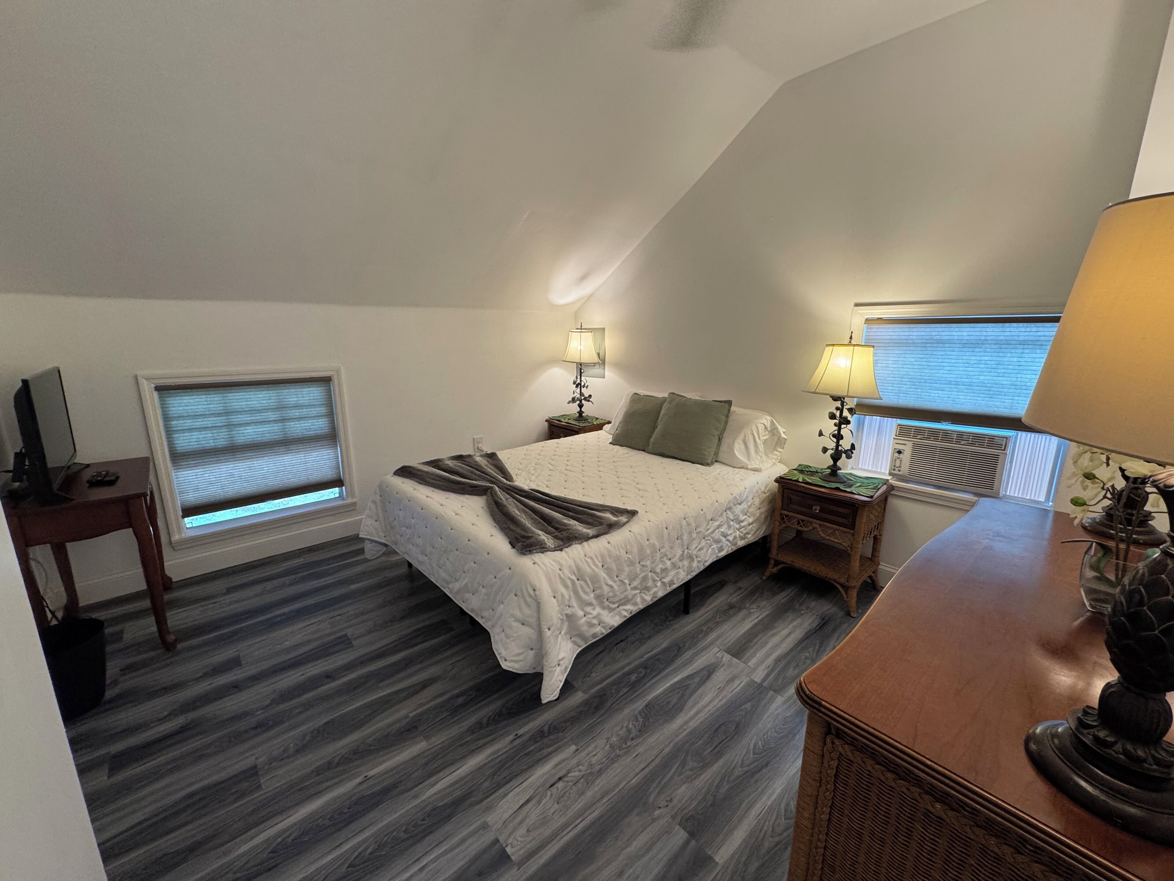 1 bedroom, desk, iron/ironing board, WiFi