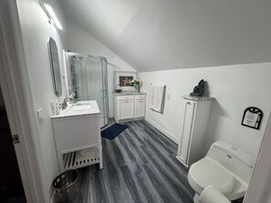 Ducha, secador de pelo, toallas, jabón