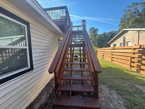 Property grounds - Cozy 1-bedroom garden apartment 2nd floor private deck in Orange City (Orange City)