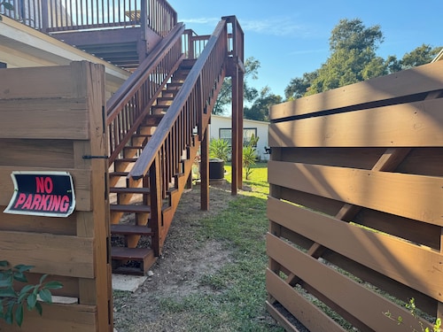 Cozy 1-bedroom garden apartment 2nd floor private deck in Orange City