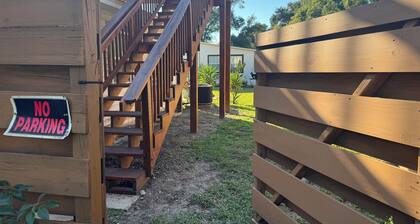 Cozy 1-bedroom garden apartment 2nd floor private deck in Orange City