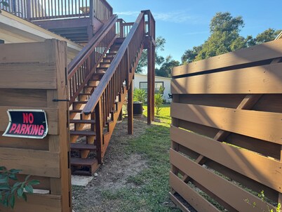 Cozy 1-bedroom garden apartment 2nd floor private deck in Orange City