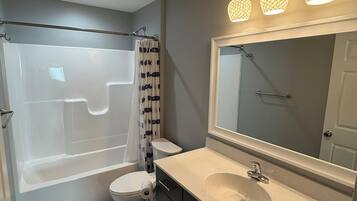 Serviettes fournies, papier toilette