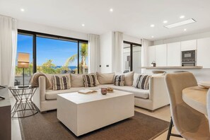 Smart TV - Luxury Mirador Resort Apartment (Estepona)