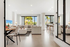 Smart TV - Luxury Mirador Resort Apartment (Estepona)