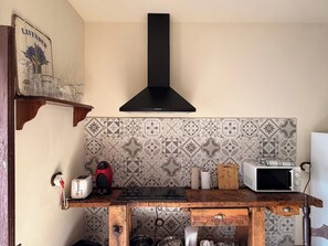 Coffee/tea maker, toaster