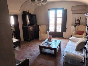 Een televisie en een open haard