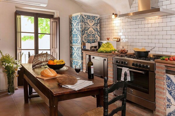 Køkkentøj/tallerkener/redskaber