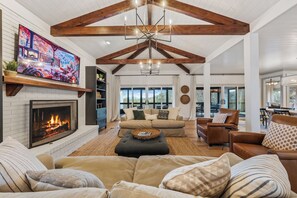 تلفزيون، مدفأة، تنس طاولة، كُتُب