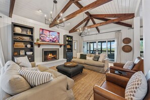 Televisión, chimenea, tenis de mesa y libros 