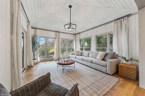 تلفزيون، مدفأة، تنس طاولة، كُتُب