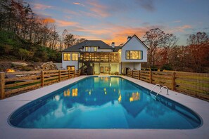 Outdoor pool - Dahlonega Golden Pool, Fire Pit & Guest House (Cleveland)