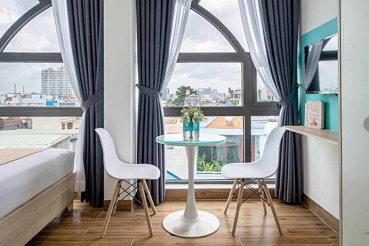 Phòng Suite Deluxe, ban công, quang cảnh thành phố | Bàn ủi/dụng cụ ủi quần áo, truy cập Internet không dây miễn phí 
