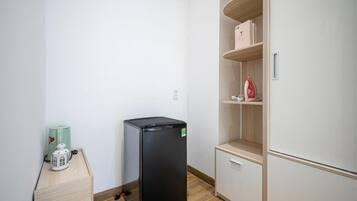 Luksus-suite - terrasse - udsigt til gårdsplads | Minikøleskab