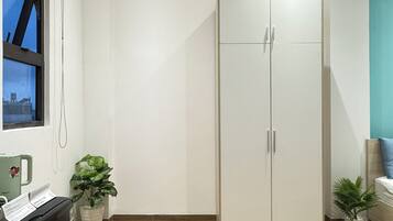 Suite de lujo, patio, vistas al patio | Tabla de planchar con plancha y wifi gratis