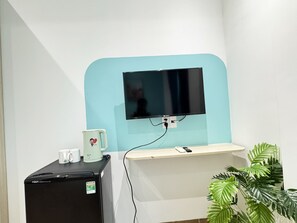 Luxury Suite, Balcony, City View | Televisyen