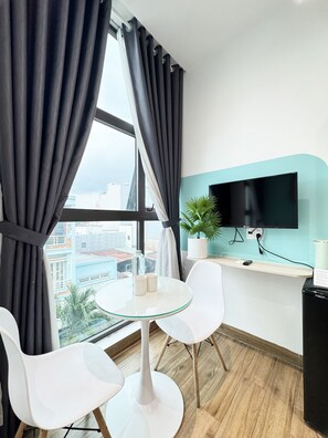 Suite – deluxe, balkong, byutsikt | Strykejern/-brett og wi-fi (inkludert)