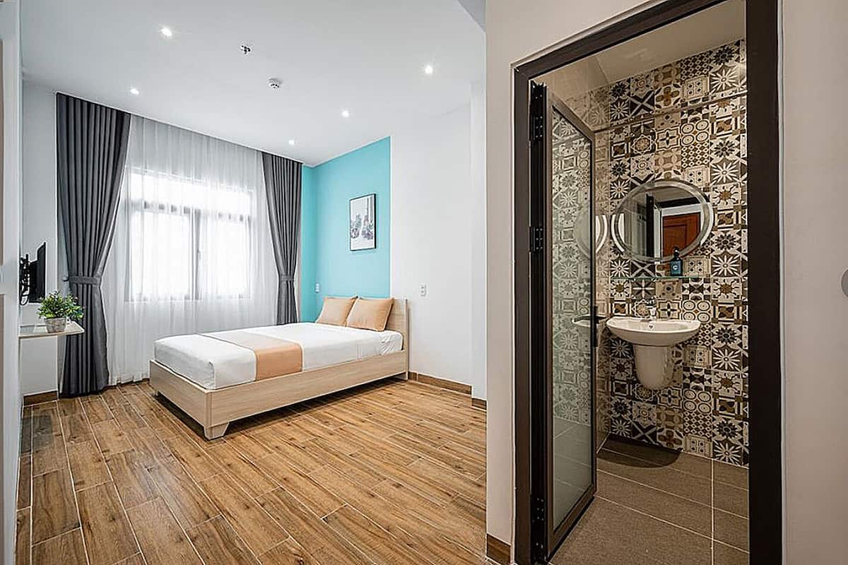 Eenvoudige suite, balkon, uitzicht op de stad | Een strijkplank/strijkijzer, gratis wifi