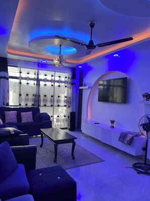 Smart TV - 2BR High-Rise apartment Prime location 9th floor (Mombasa)