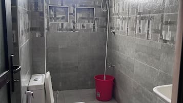 Dusche, Haartrockner, Bidet, Handtücher