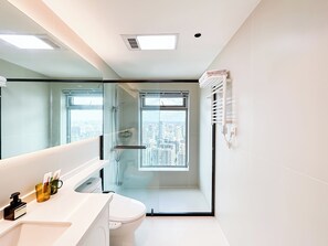 Family Suite, 2 Bedrooms, City View | Bathroom