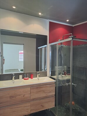 Shower, hair dryer, towels, soap - The Colibri, Orient Bay, Private Jacuzzi (ST MARTIN)