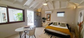 1 bedroom, iron/ironing board, travel cot, free WiFi - The Colibri, Orient Bay, Private Jacuzzi (ST MARTIN)