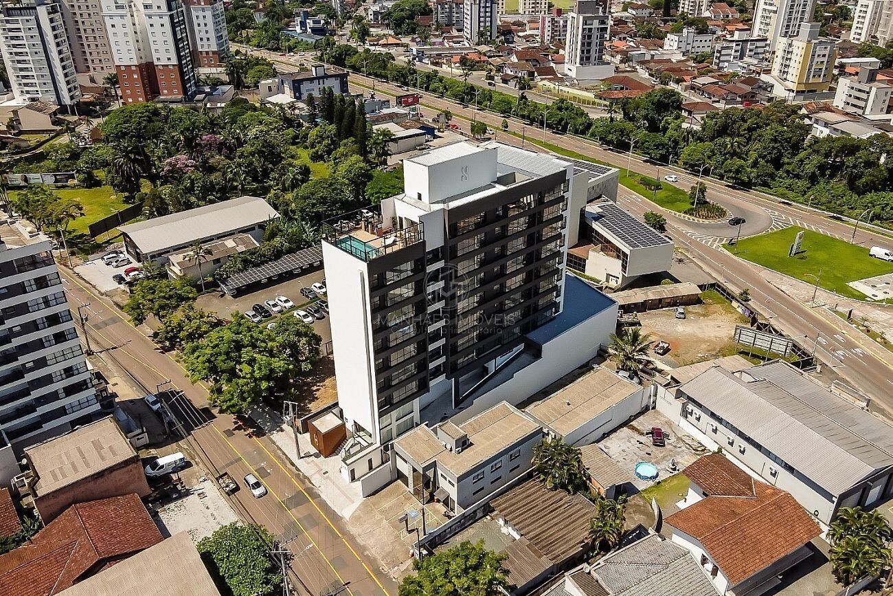 Un edificio moderno con techo plano, ventanas grandes y un patio central.