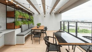 Outdoor dining - Studio H Residencial Flipchave STH000 (Joinville)