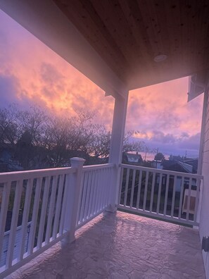 Property grounds - Brand new separate apt from brand new house in Alki. Steps to water! (Seattle)