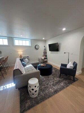 Smart TV - Brand new separate apt from brand new house in Alki. Steps to water! (Seattle)