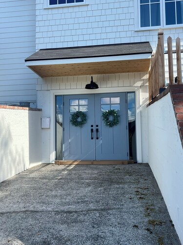 Brand new separate apt from brand new house in Alki.  Steps to water!