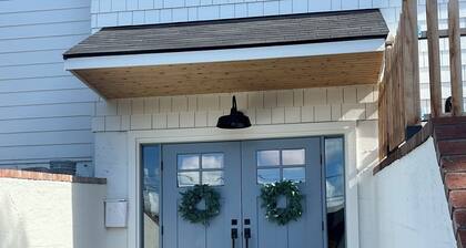 Brand new separate apt from brand new house in Alki. Steps to water!