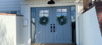 Brand new separate apt from brand new house in Alki. Steps to water!