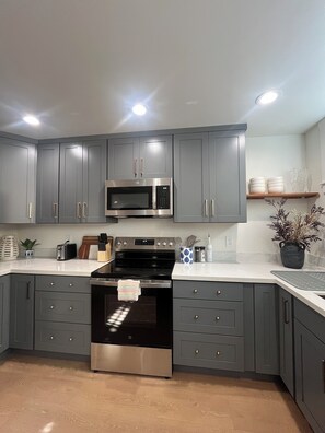 Private kitchen - Brand new separate apt from brand new house in Alki. Steps to water! (Seattle)
