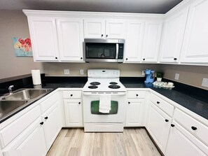 雪櫃、微波爐、焗爐、爐具