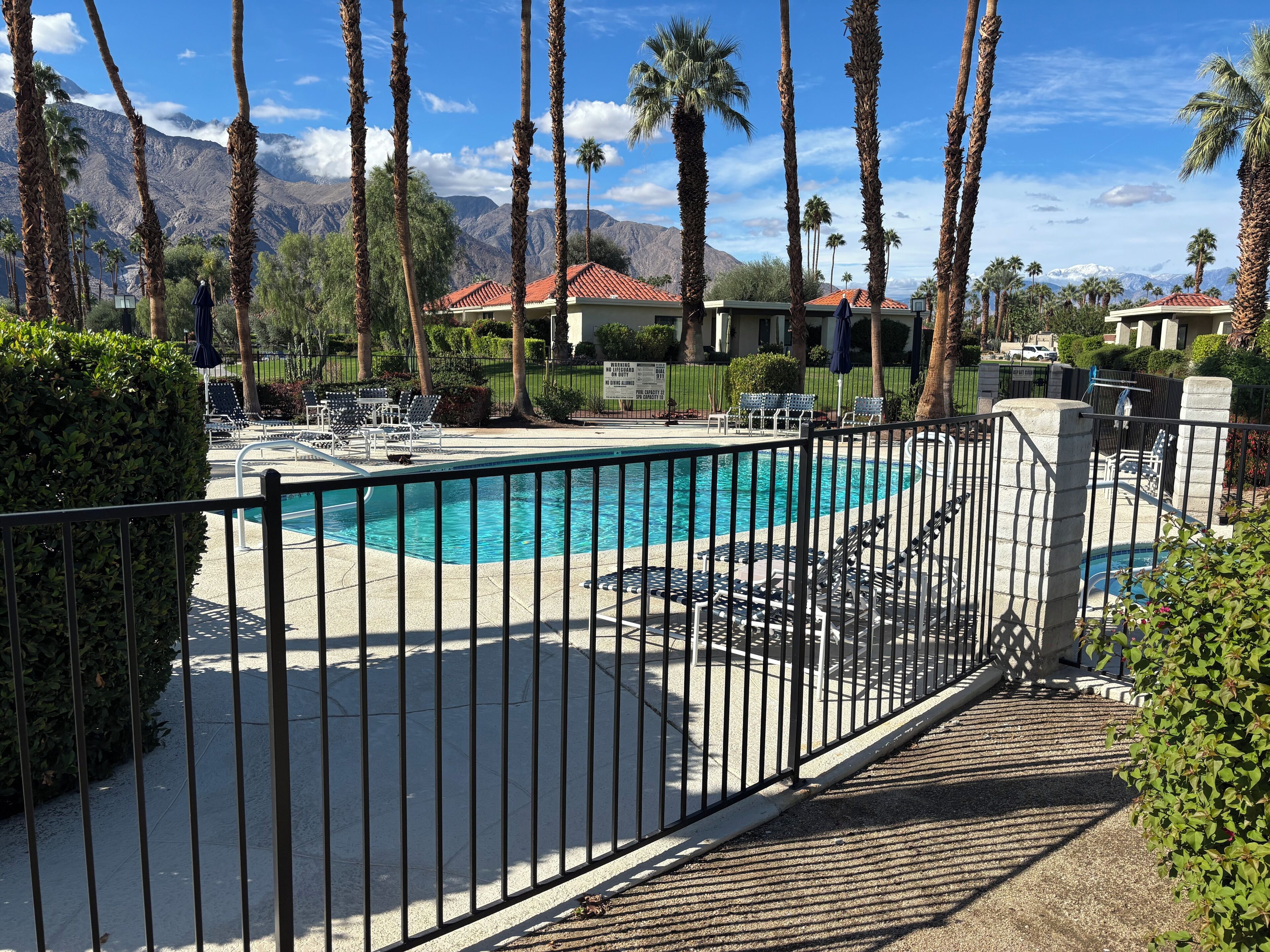 室外游泳池，恒温泳池