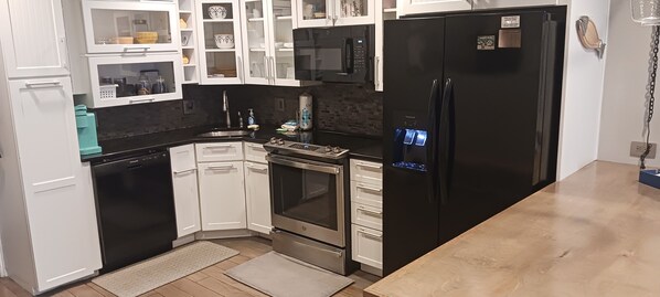 Private kitchen - 2-bedroom condo in wonderful Isle of Palms with AC
Beach and Pier access (Isle of Palms)