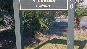 A sign for Oceanside Villas with a number 1400 on it. - 2-bedroom condo in wonderful Isle of Palms with AC
Beach and Pier access (Isle of Palms)
