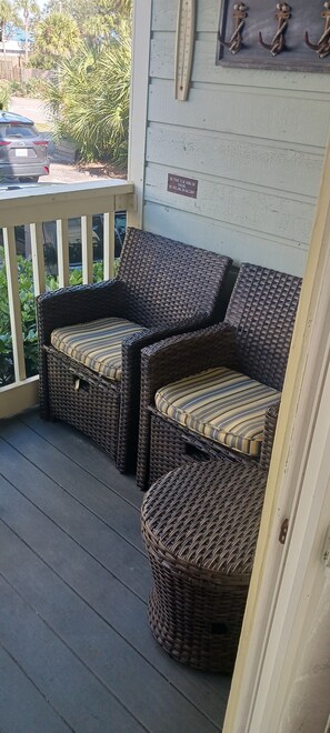 Terrace/patio - 2-bedroom condo in wonderful Isle of Palms with AC
Beach and Pier access (Isle of Palms)
