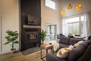TV, fireplace - Le Cozy – Hot Tub, Beach & Ski Getaway Tremblant (Lac-Supérieur)
