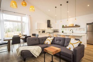 TV, fireplace - Le Cozy – Hot Tub, Beach & Ski Getaway Tremblant (Lac-Supérieur)
